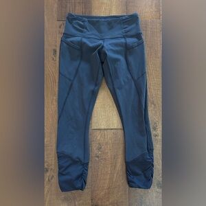 Lululemon Womens cropped leggings mesh pockets Sz 4